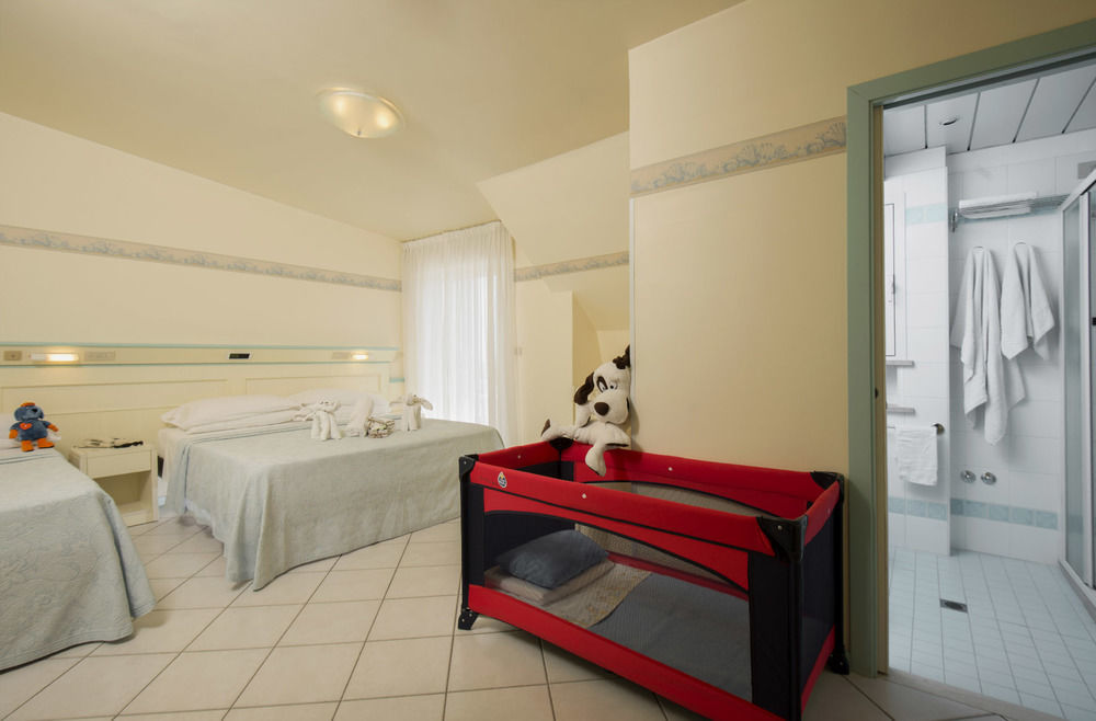 Hotel Arizona Риччоне Екстер'єр фото